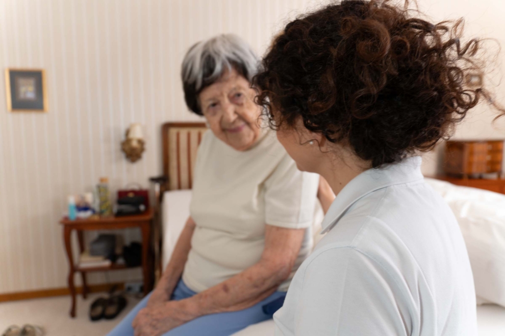 Mobile Fachpflegekraft Anna Osten-Sacken im Gespräch mit Patientin in ihrem Zuhause Mobile Fachpflegekraft im Gespräch mit Patientin