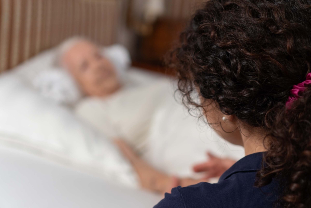 Fachpflegekraft betreut Patientin zu Hause Fachpflegekraft betreut Patientin zu Hause