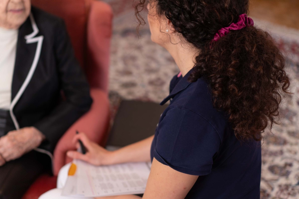 Mobile Fachpflegekraft im Gespräch mit Patientin Mobile Fachpflegekraft im Gespräch mit Patientin