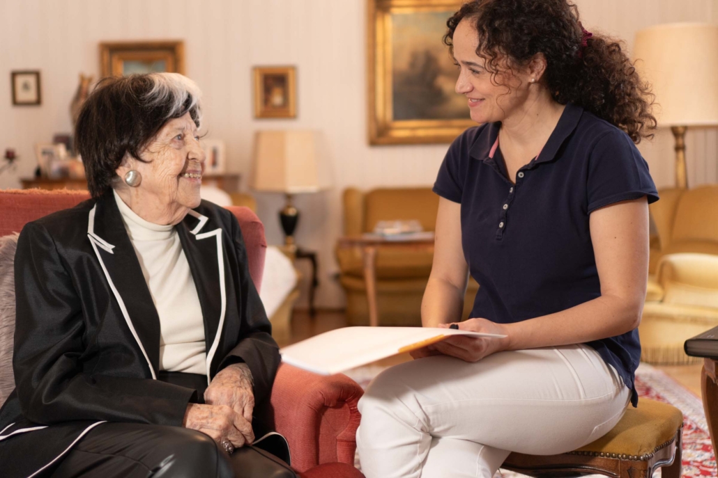 Mobile Fachpflegekraft im Gespräch mit Patientin Mobile Fachpflegekraft im Gespräch mit Patientin